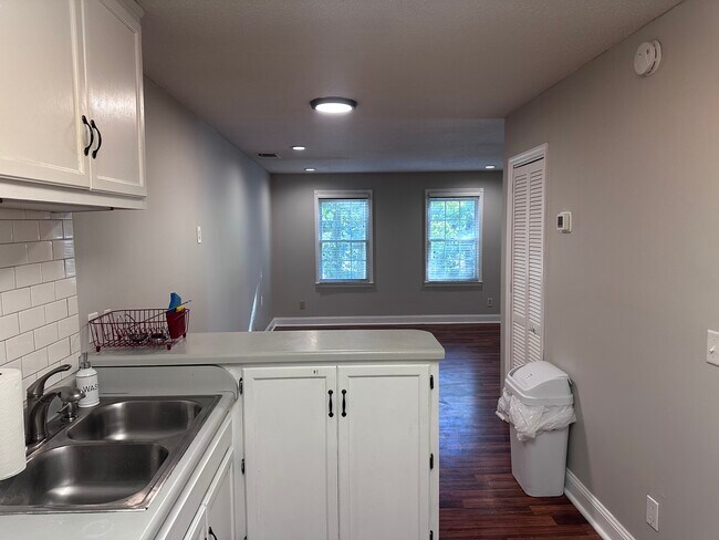 Building Photo - 2041 Greenwood Plz SW