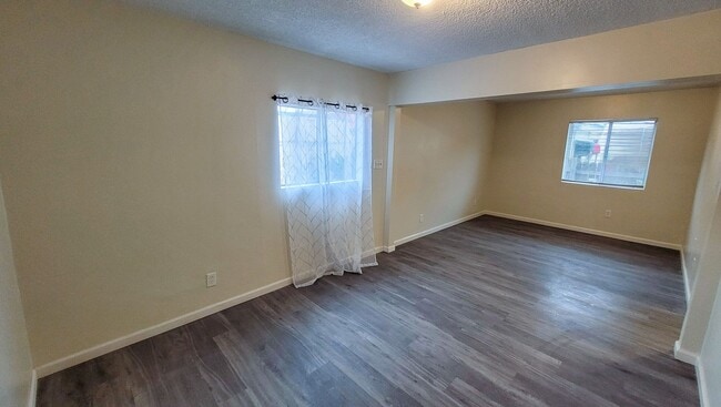 Building Photo - 6 Bedroom 3 Bath Two Story House with REMODELED Kitchen and Bathrooms Available Now!