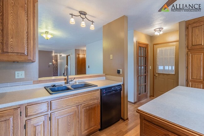 Building Photo - Amazing, Spacious Home! Pet Friendly!
