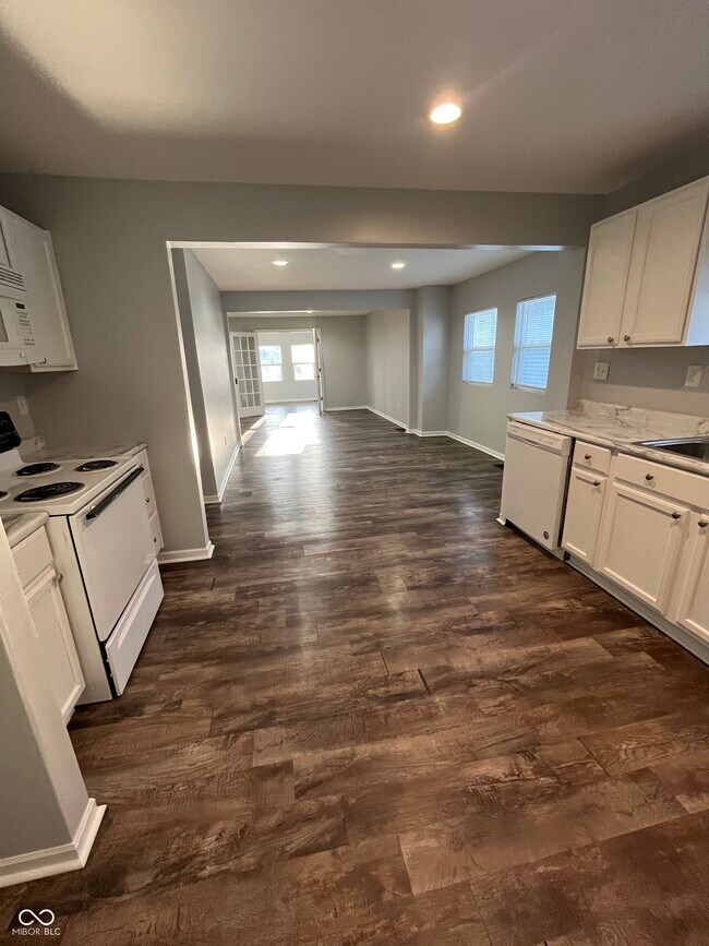 Building Photo - 742 N Denny St