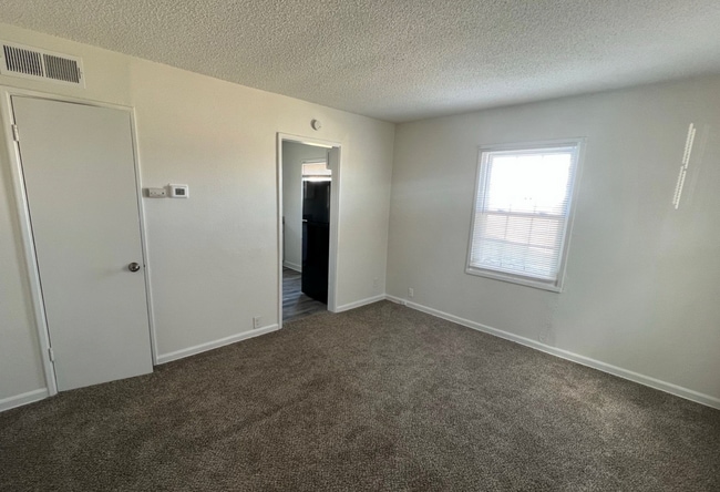 Building Photo - Coming Soon | Spacious 2 Bed, 1.5 Bath Duplex Near Red Bridge
