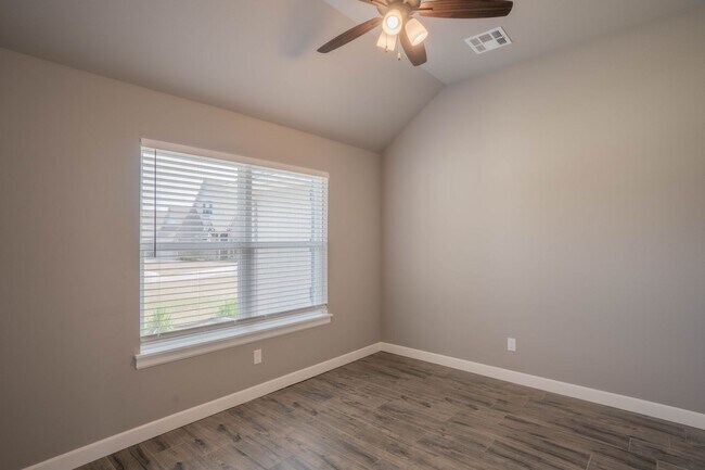 Building Photo - Prime Location! New build, 4 bed/ 2 bath!