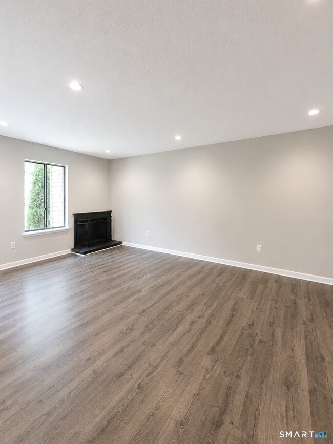 Building Photo - 12 Greenbriar Dr
