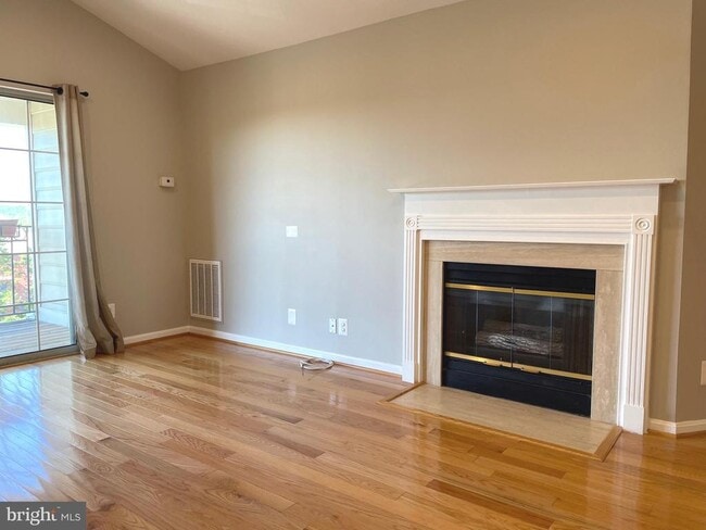 Building Photo - 1100 Quaker Hill Dr