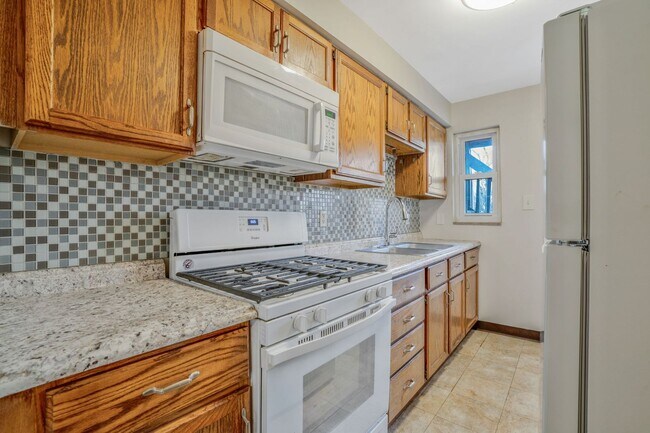 Building Photo - Updated 1 Bedroom with Deck and Garage space!