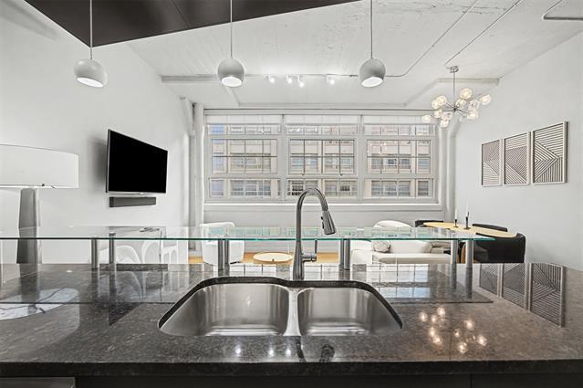 Building Photo - 2600 W 7th St
