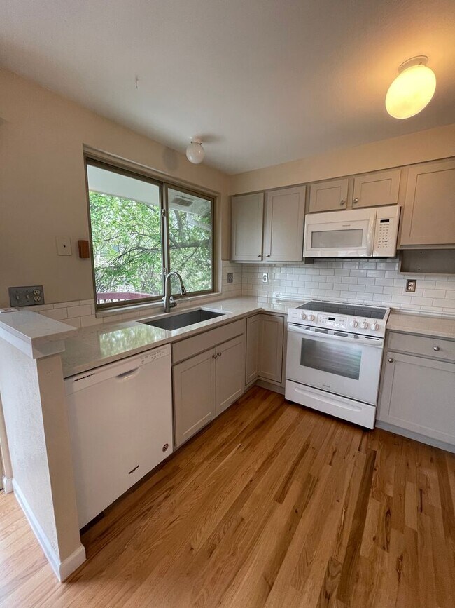 Building Photo - Sun-Filled 3-Bed, 2.5-Bath home with Deck ...