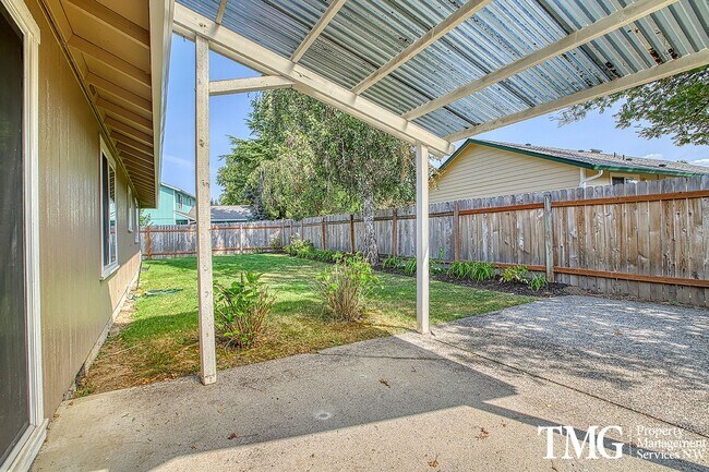Building Photo - Large Ranch-style home with 3 Bed 2 Bath i...