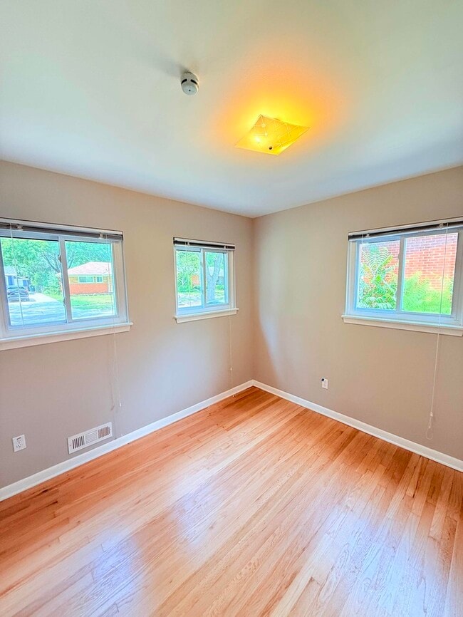 Building Photo - 1718 Cresthill Ave