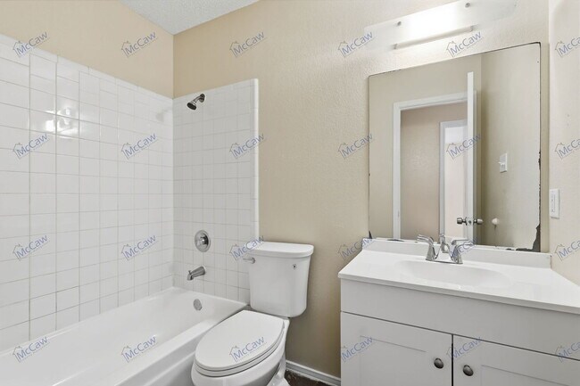 Building Photo - 3416 Colonial Dr