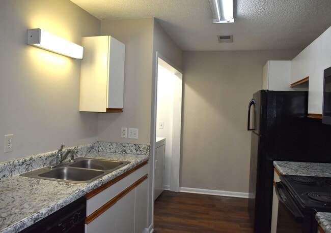 Building Photo - FIRST FULL MONTH FREE IF YOU SIGN A 13 OR 14 MONTH LEASE!