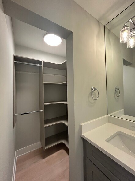 Building Photo - 1214 N La Salle Dr