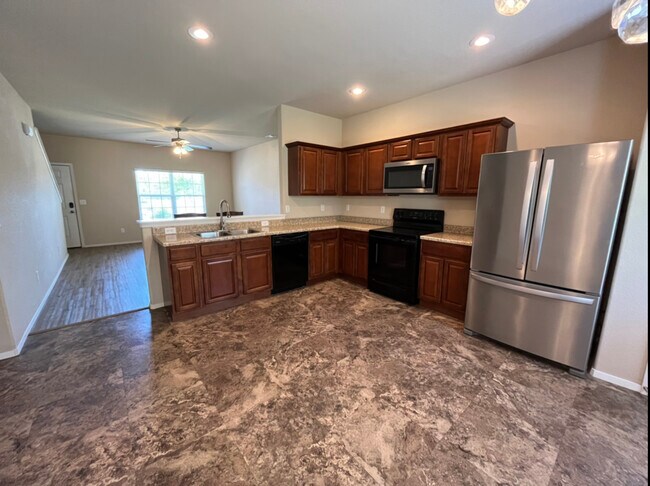 Building Photo - 906 SW Green World St