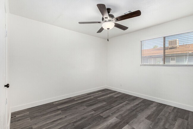 Building Photo - Two Bedroom with Washer/dryer! - 4 Weeks of Free Rent!