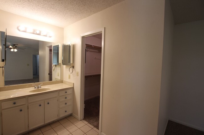 Building Photo - Oversized 4 bedroom 3 bath rental in Tyler...