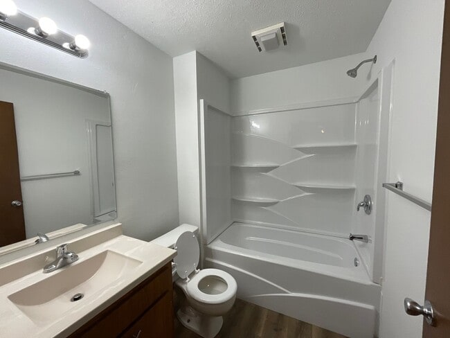 Building Photo - LEASING