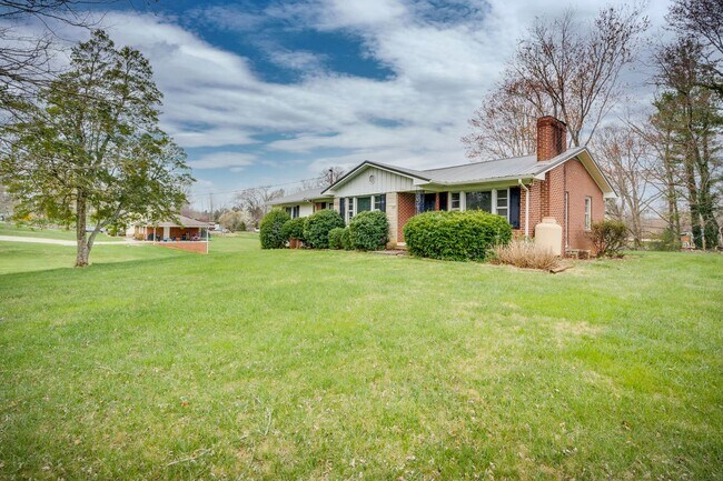 Building Photo - Charming Kingsport Home with Expansive Bas...