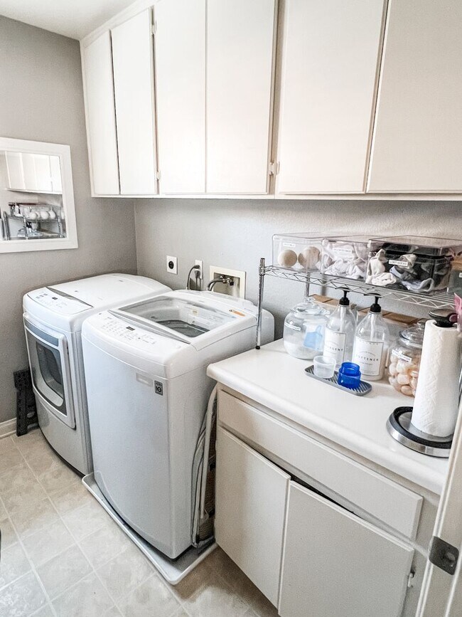 Building Photo - Charming 4 Bedroom/3 Bath Single Family Home on a Cul-de-sac with backyard