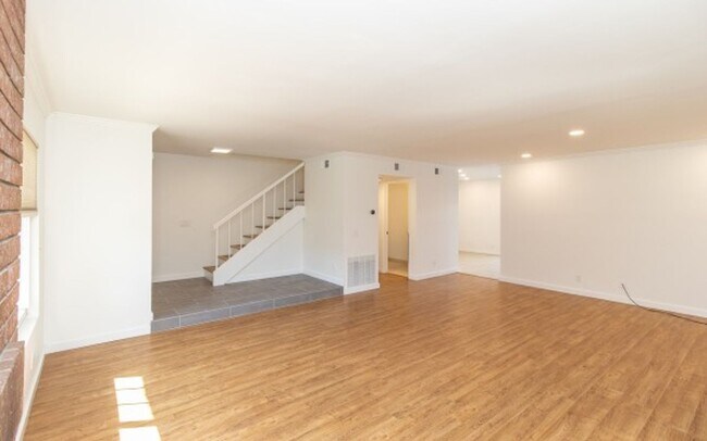 Building Photo - Beautiful 3+ bedroom Encinitas Townhouse!