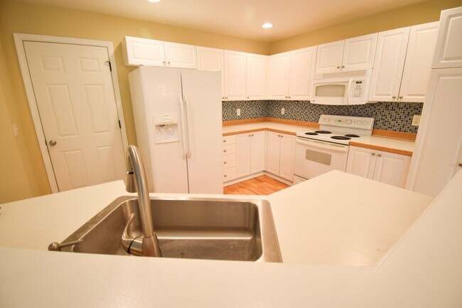 Building Photo - NEW LOWERED RENT!  Wow! Beautiful 4 Bedroo...