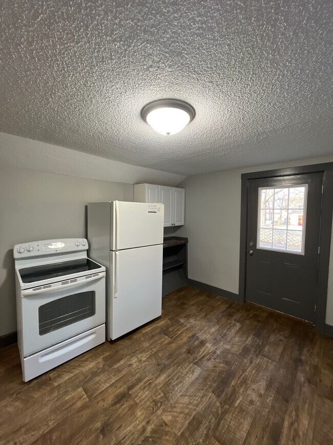 Building Photo - Conveniently located 2-bedroom, 1-bathroom...