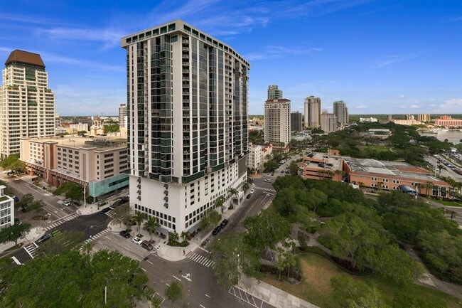 Building Photo - 1 Beach Dr SE