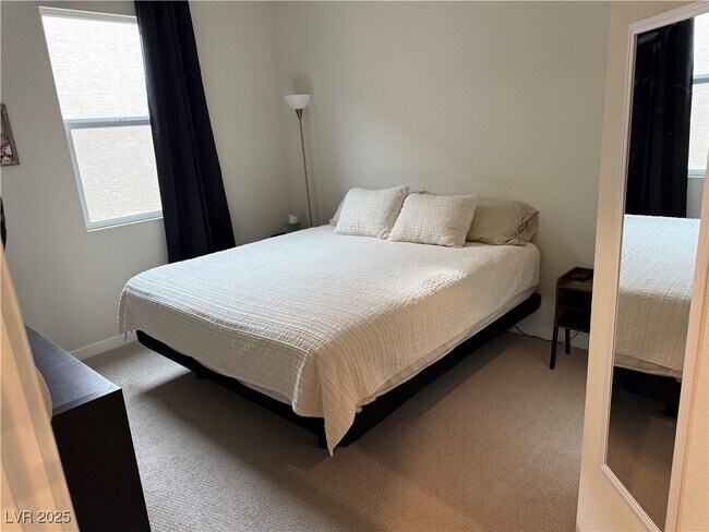 Building Photo - 815 Eaton Fls St