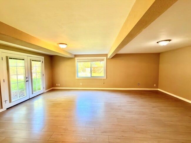 Building Photo - Spacious 4BD/3BA Bellevue Home with Private Backyard & Garage