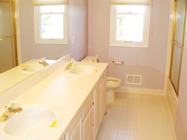 Building Photo - 45866 Fountain View Dr