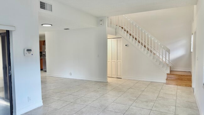 Building Photo - 501 Racquet Club Rd