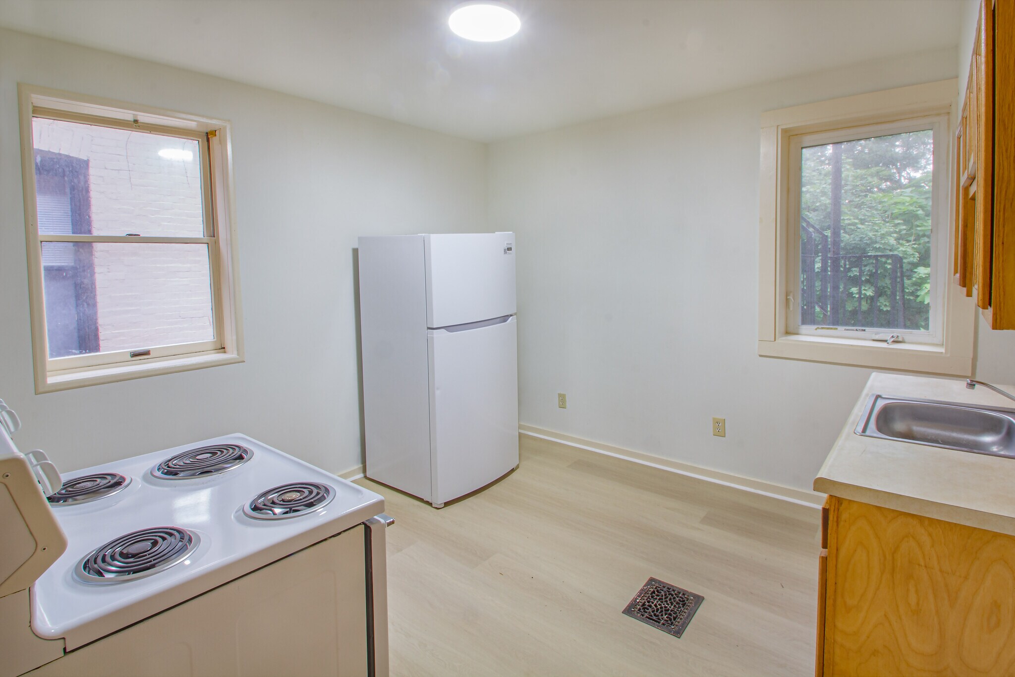 Building Photo - 421 Peebles St