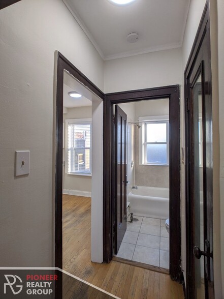 Building Photo - 3814 N Greenview Ave