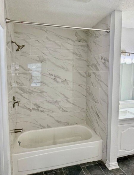 Building Photo - 4220 Staghorn Cir N