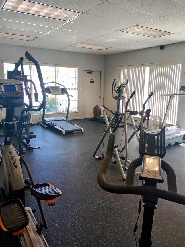 Building Photo - 2309 Park Ln