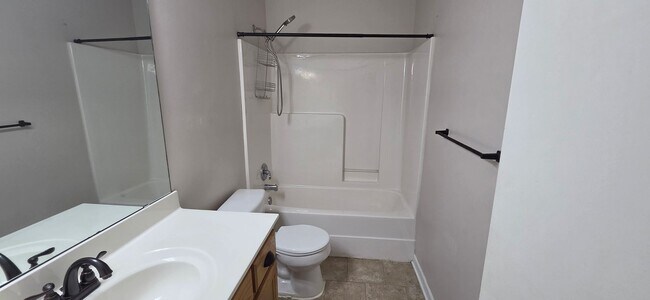 Building Photo - 715 SW Graystone Dr