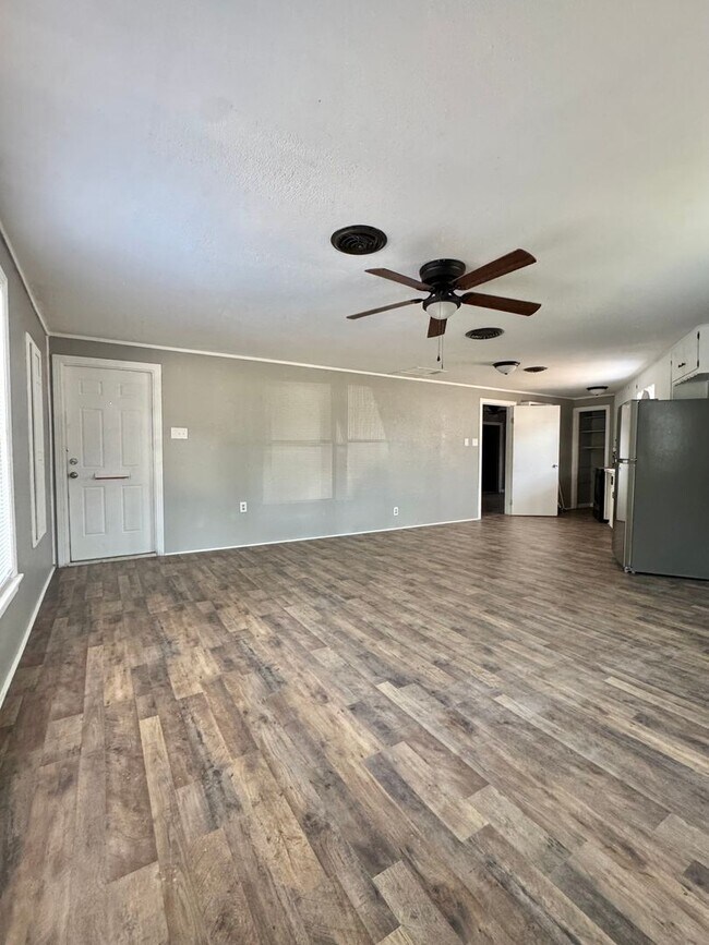 Building Photo - 1 Bedroom Home across from Angelo State Un...