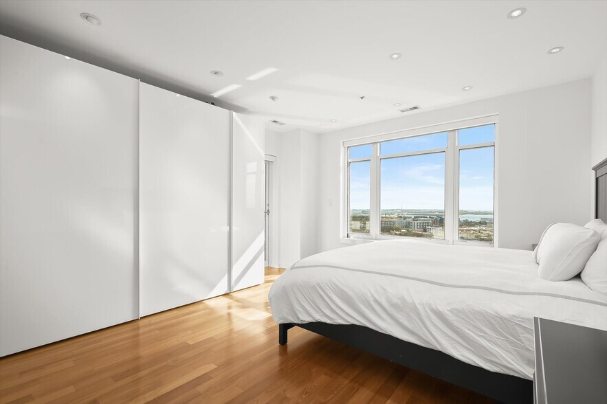 Building Photo - 100 Harborview Dr