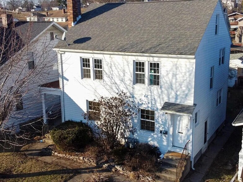 Building Photo - 302 Everett Ave