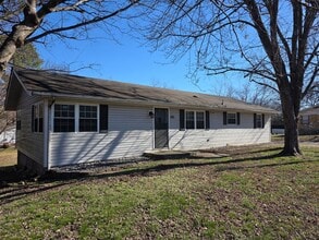 Building Photo - 3 Bedroom home close to local amenities