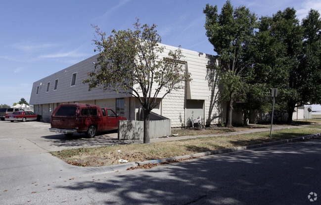 Primary Photo - Silverwood Apartments