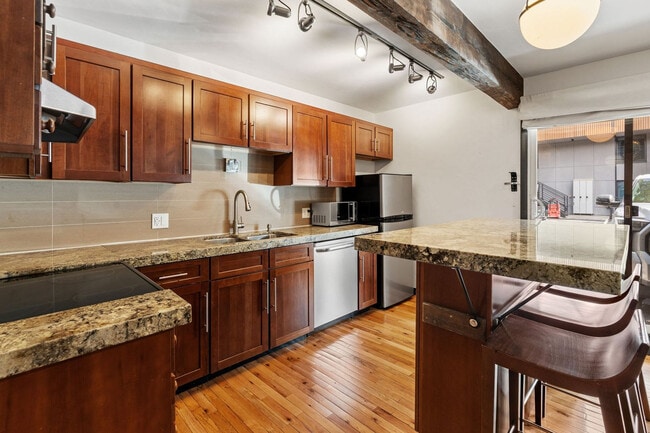 Building Photo - 1039 E Cooper Ave