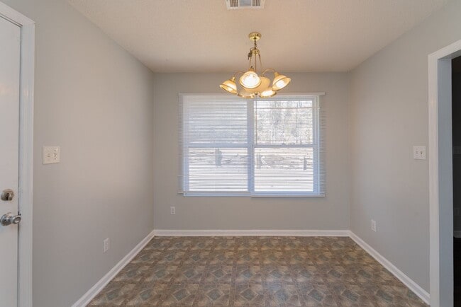 Building Photo - Delightful Pepperidge Home with Fireplace & Large Backyard