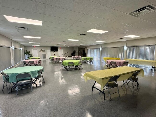 Building Photo - 1100 E Bay Dr