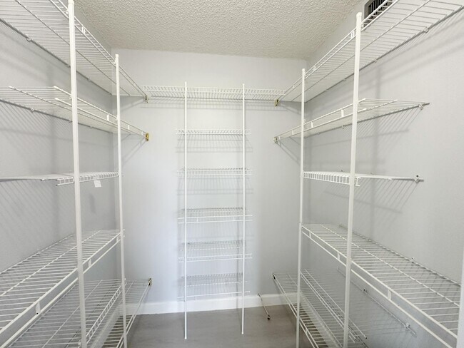 Building Photo - 2220 N Cypress Bend Dr