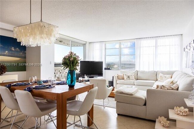 Building Photo - 1817 S Ocean Dr