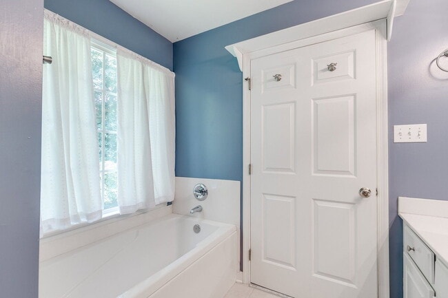 Building Photo - 1913 Castle Glen Dr