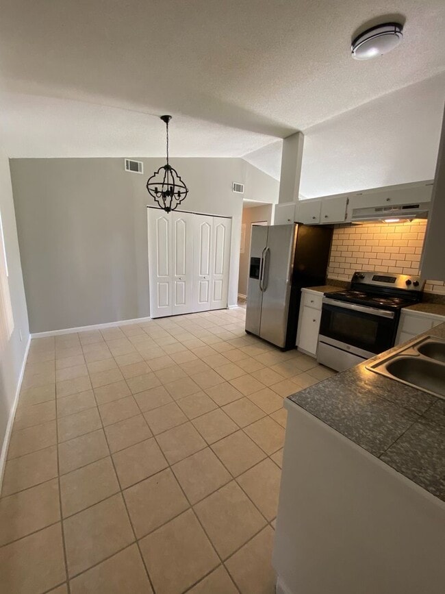 Building Photo - 239 Pointe S Dr