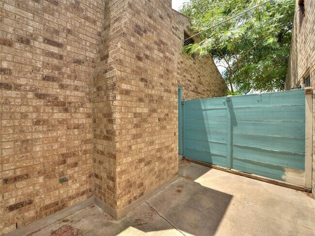 Building Photo - 1010 Cushing Dr