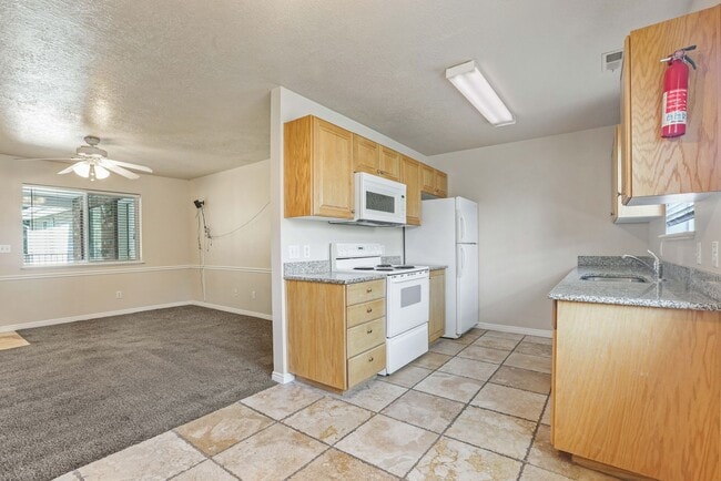 Building Photo - 2 Bed 1 Bath Upper Condo in Rexburg - with Optix internet and washer and dryer included!