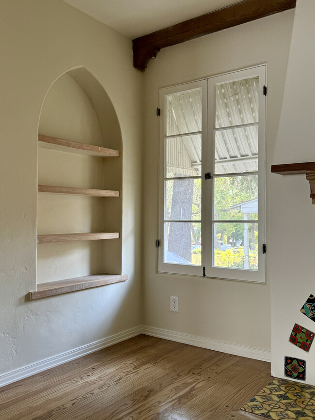 Living room built in - 1033 E San Jose Ave